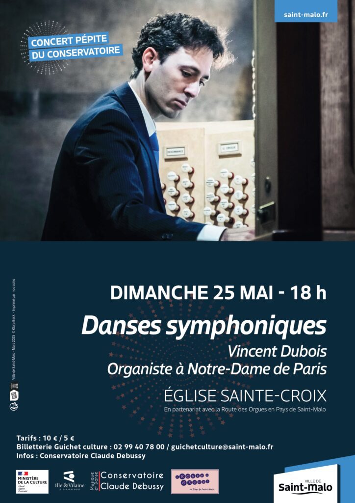 Un homme en costume joue de l'orgue, créant une atmosphère musicale élégante et raffinée.