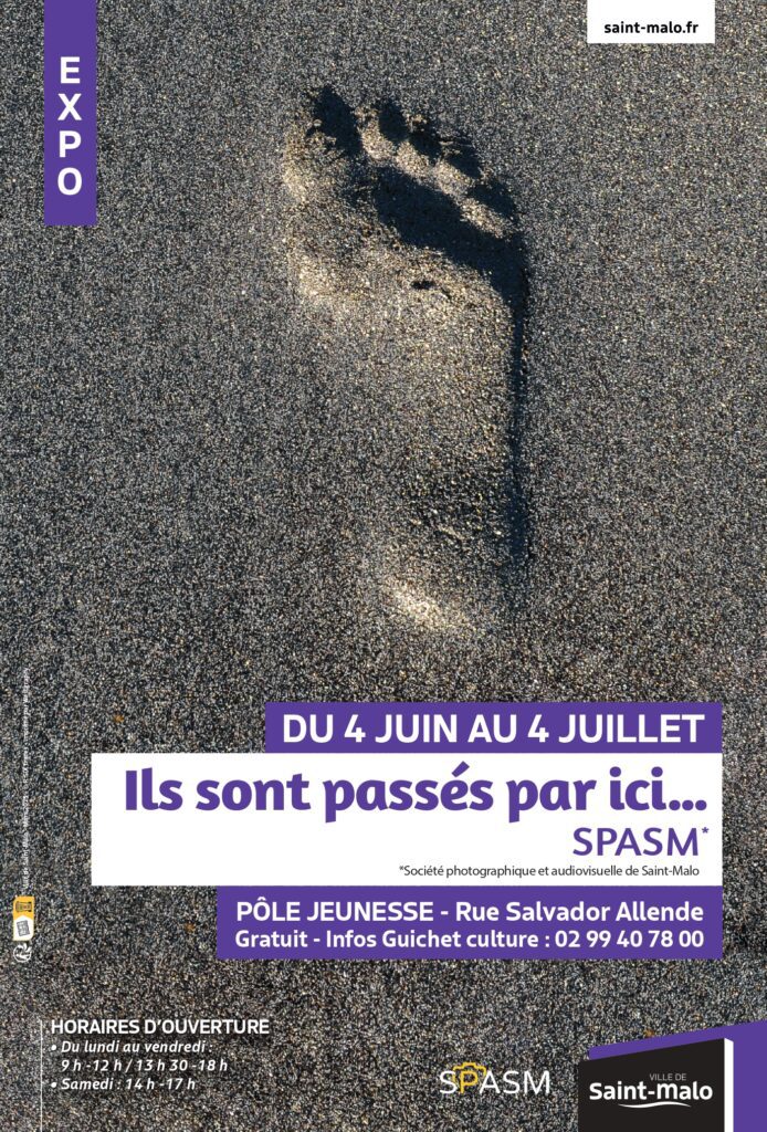 Une empreinte de pied est visible dans le sable.