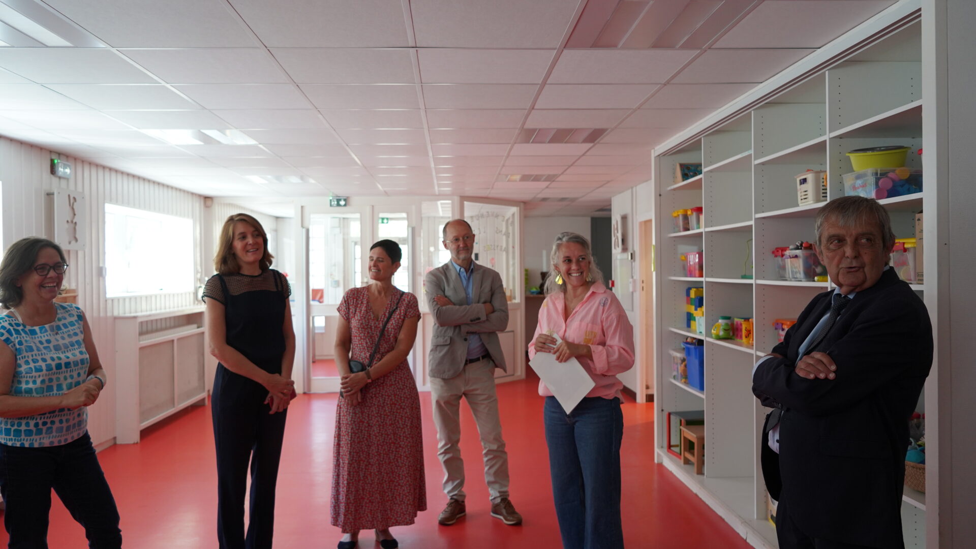 Le maire Gilles Lurton, une partie des élus et des agents impliqués dans le projet visitent la crèche Turpin rénocée