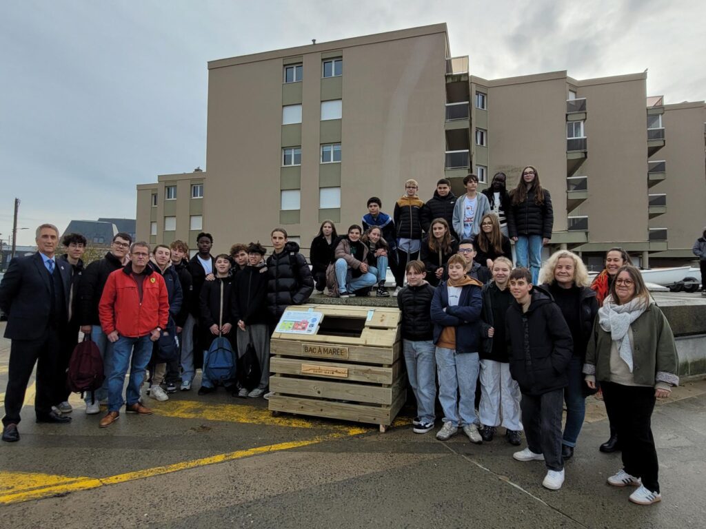 Gauche : élèves du Lycée MaupertuisDroite : élèves du collège Chateaubriand gérant l'AME de La Hoguette
