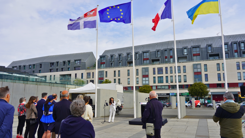 Cérémonie de la Journée de l’Europe 2026 à Saint-Malo sur l’Esplanade de l’Europe, en présence du maire Gilles Lurton, des élus et des habitants, autour des valeurs de paix, d’unité et de solidarité européenne.