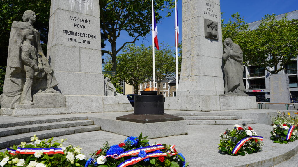 Cérémonie de commémoration du 81e anniversaire de la Victoire du 8 mai 1945 à Saint-Malo, devant le monument aux morts de l’esplanade du Souvenir à Rocabey, en présence des autorités civiles et militaires, des porte-drapeaux, des associations patriotiques et d’un public nombreux.