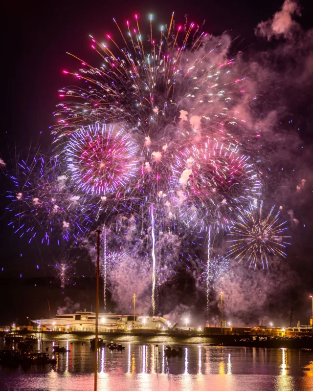 🎶/ 14 JUILLET A SAINT-MALO / 🎆
-- Retour en images sur le feu d’artifice --
🔸Après le bal musette mené par l’orchestre Alexandre Monnier sur le parking de la gare maritime, les Malouins ont pu profiter d’un magnifique feu d’artifice tiré depuis le Môle des Noires, sur le thème Transatlantiques – Québec et Saint-Malo. 🌊✨
La soirée s’est poursuivie avec un concert électrisant de DJ Cut Killer, véritable légende du hip-hop, qui a transformé la gare maritime en dancefloor géant ! 🔥
📸 Merci à tous pour votre présence ! 
#14juillet #saintmalo  #fetenationale  #DjCutKiller  #feuartifice  #bretagne  #uneteastmalo #stmalo